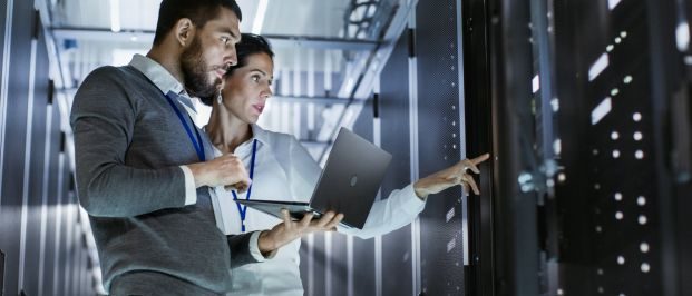 people-in-datacenter Personas mirando servidores